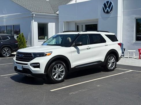 Used 2022 Ford Explorer XLT w/ Equipment Group 202A AWD/4WD image 3