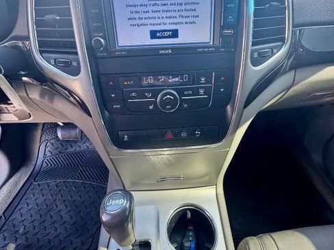 Used 2012 Jeep Grand Cherokee Laredo AWD/4WD image 12