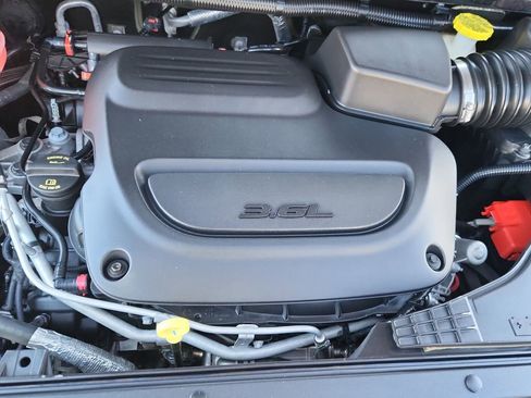 Used 2020 Chrysler Pacifica Touring-L FWD image 18