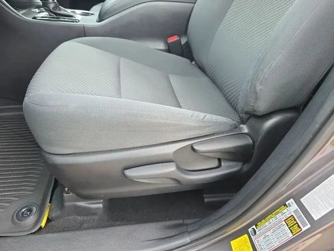 Used 2019 Toyota Highlander LE AWD/4WD image 15