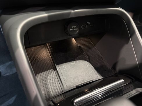 Used 2024 Volvo XC40 Recharge Plus w/ Protection Package Premier image 19