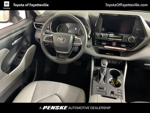 Certified 2026 Toyota Highlander XLE AWD/4WD image 2