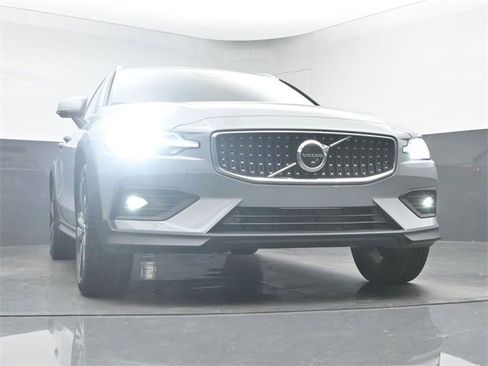 New 2026 Volvo V60 B5 Cross Country Plus w/ Protection Package Premier image 38