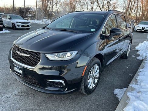 Used 2022 Chrysler Pacifica Touring-L image 4