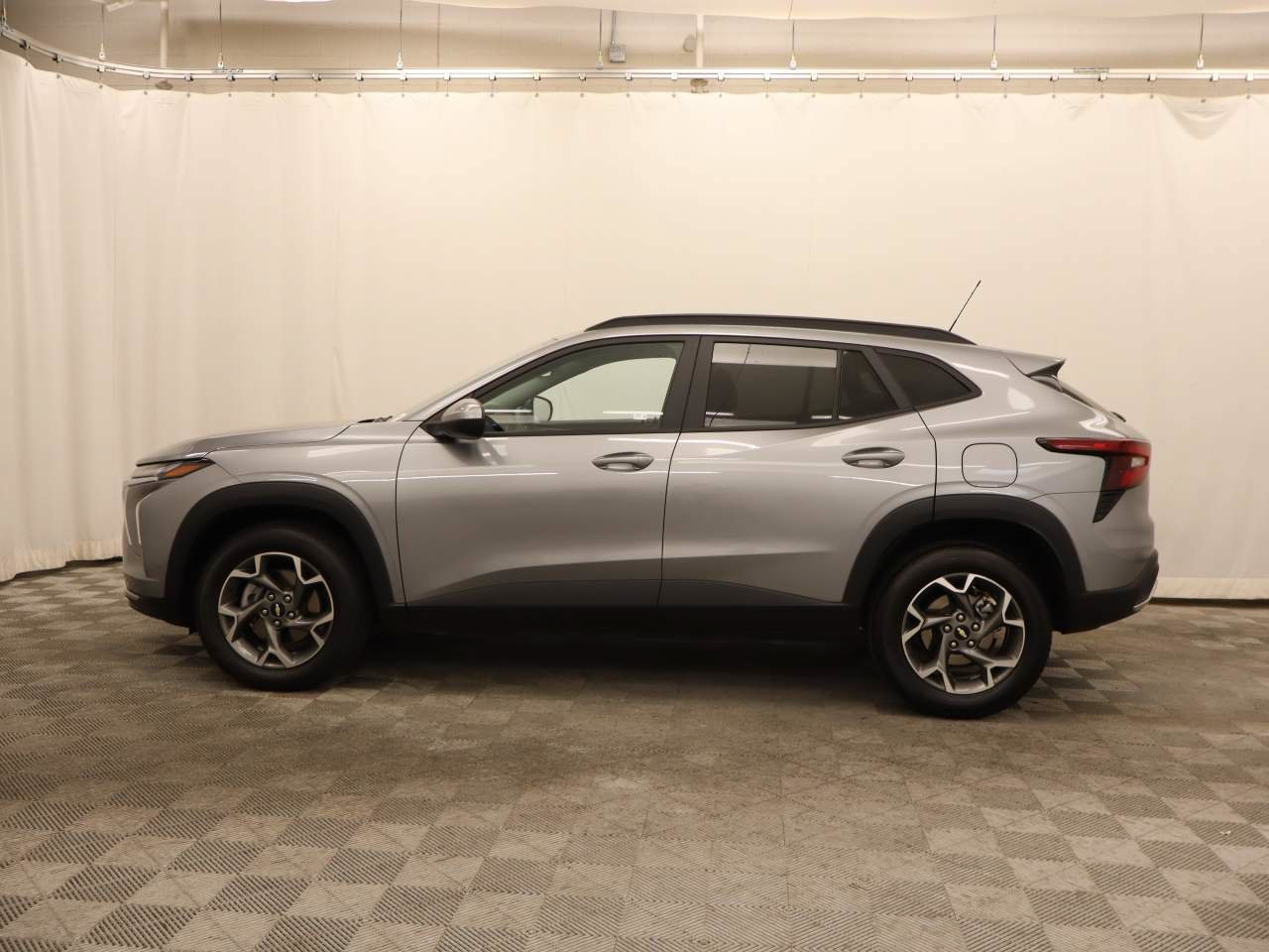 Used 2025 Chevrolet Trax LT FWD image 2