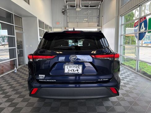 Used 2022 Toyota Highlander XLE AWD/4WD image 3