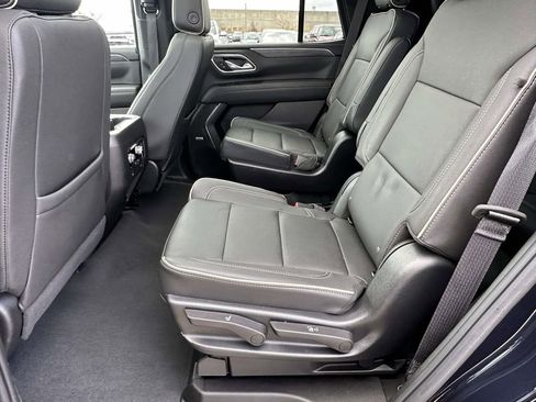 Used 2023 GMC Yukon SLT w/ SLT Premium Package image 14