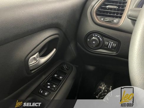 Used 2023 Jeep Renegade Latitude AWD/4WD image 22