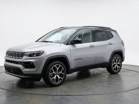 Used 2025 Jeep Compass Limited AWD/4WD image 3