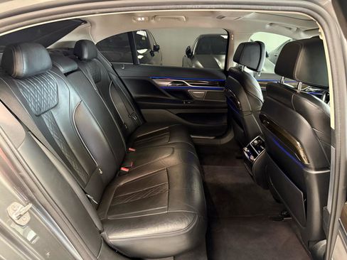 Used 2016 BMW 740i image 28