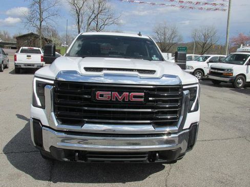 Used 2024 GMC Sierra 2500 Pro AWD/4WD image 2