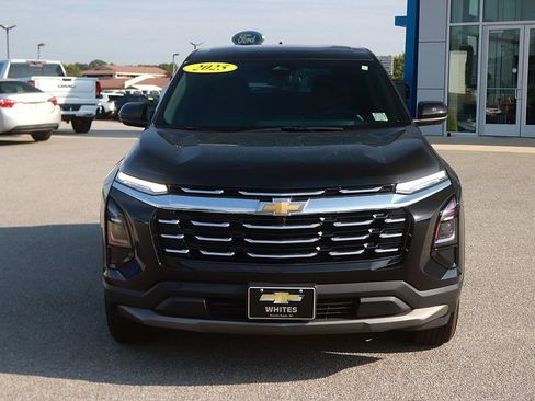 Used 2025 Chevrolet Equinox LT AWD/4WD image 2