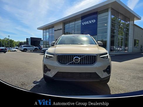 Used 2025 Volvo XC40 B5 Plus w/ Climate Package image 4