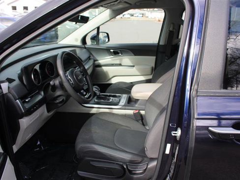 Used 2022 Kia Carnival LX image 11