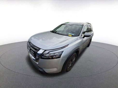 Used 2025 Nissan Pathfinder SV image 4
