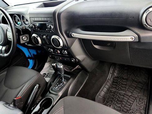 Used 2018 Jeep Wrangler Sahara w/ Connectivity Group image 10