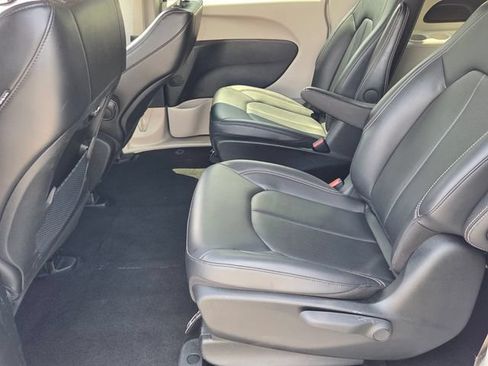 Used 2024 Chrysler Pacifica Limited FWD image 13