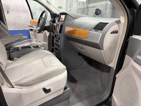 Used 2009 Chrysler Town & Country Limited w/ Entertainment Group #3 image 12