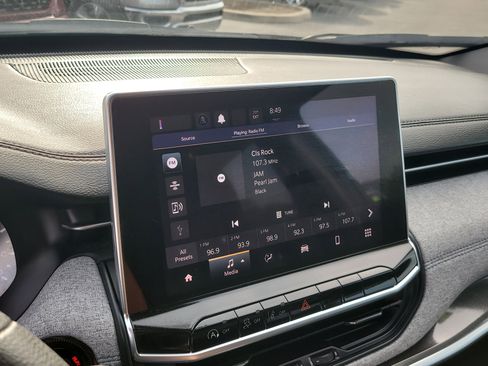 Used 2023 Jeep Compass Sport image 20