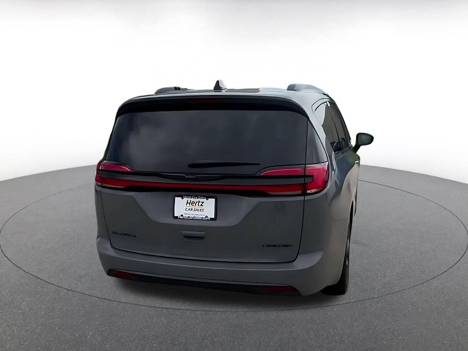 Used 2025 Chrysler Pacifica Limited FWD image 13