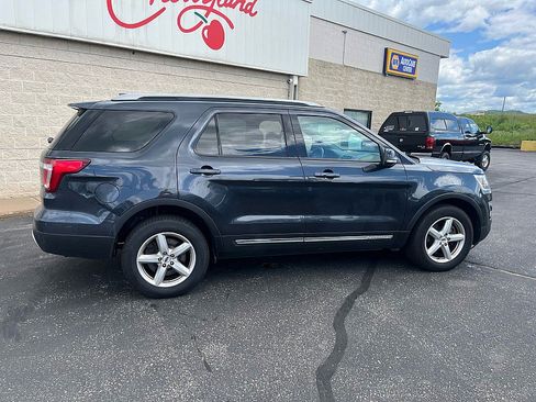 Used 2017 Ford Explorer XLT w/ Equipment Group 202A AWD/4WD image 8