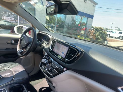 Used 2022 Chrysler Pacifica Touring-L FWD image 11