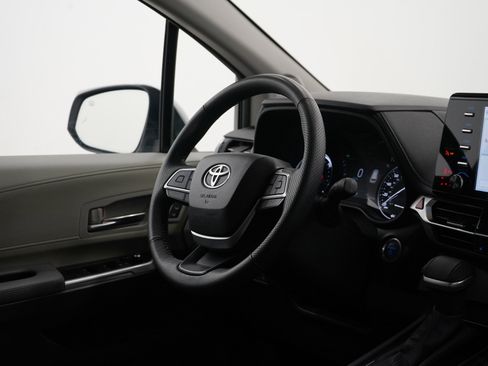 Used 2024 Toyota Sienna Limited image 13