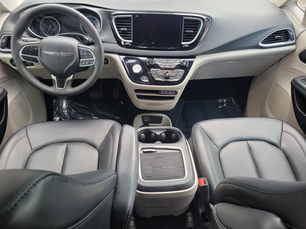 Used 2024 Chrysler Pacifica Touring-L FWD image 17