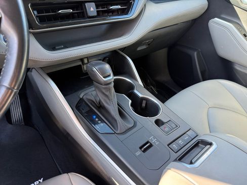 Used 2021 Toyota Highlander XLE image 13