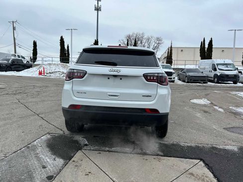 Certified 2025 Jeep Compass Latitude image 19