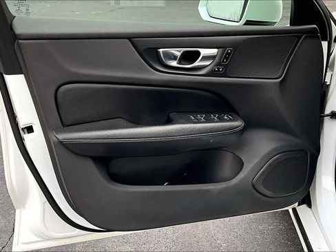 Used 2020 Volvo V60 T5 Momentum image 22