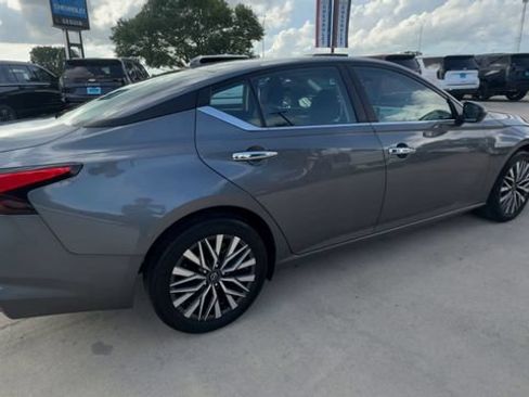 Used 2025 Nissan Altima 2.5 SV FWD image 8