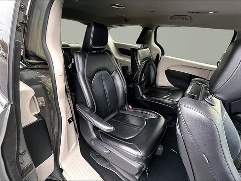 Used 2022 Chrysler Pacifica Touring-L w/ Uconnect Theater Family Group image 27
