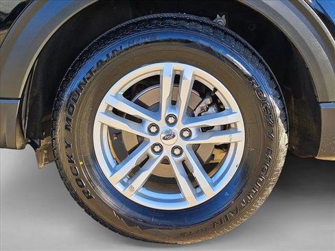 Used 2022 Ford Explorer XLT image 25