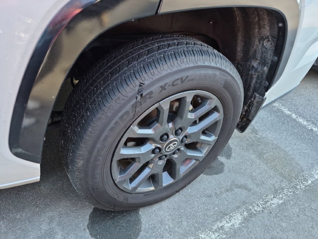 Used 2025 Toyota Sequoia Platinum AWD/4WD image 5