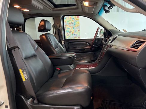 Used 2007 Cadillac Escalade AWD w/ Climate Package image 12