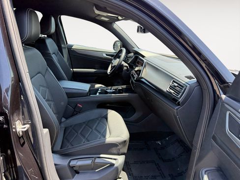 Used 2024 Volkswagen Atlas Cross Sport SE FWD image 19