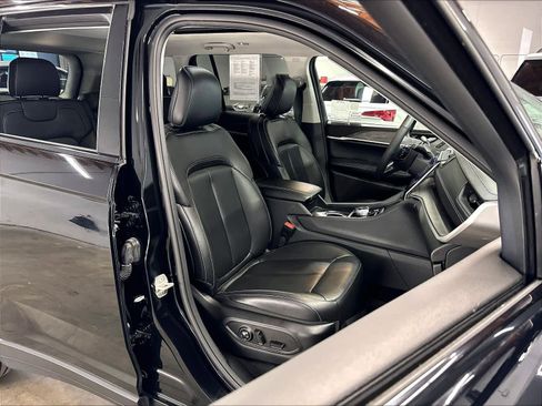 Used 2023 Jeep Grand Cherokee Limited w/ Black Appearance Package AWD/4WD image 10