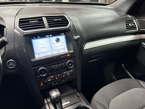 Used 2017 Ford Explorer XLT w/ Equipment Group 201A FWD image 18