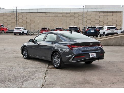 Used 2024 Hyundai Elantra SEL FWD image 5