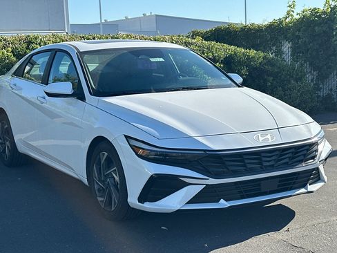 Used 2025 Hyundai Elantra SEL FWD image 2
