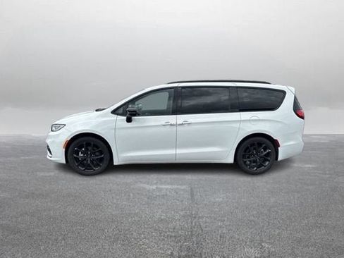 Used 2025 Chrysler Pacifica Limited FWD image 6