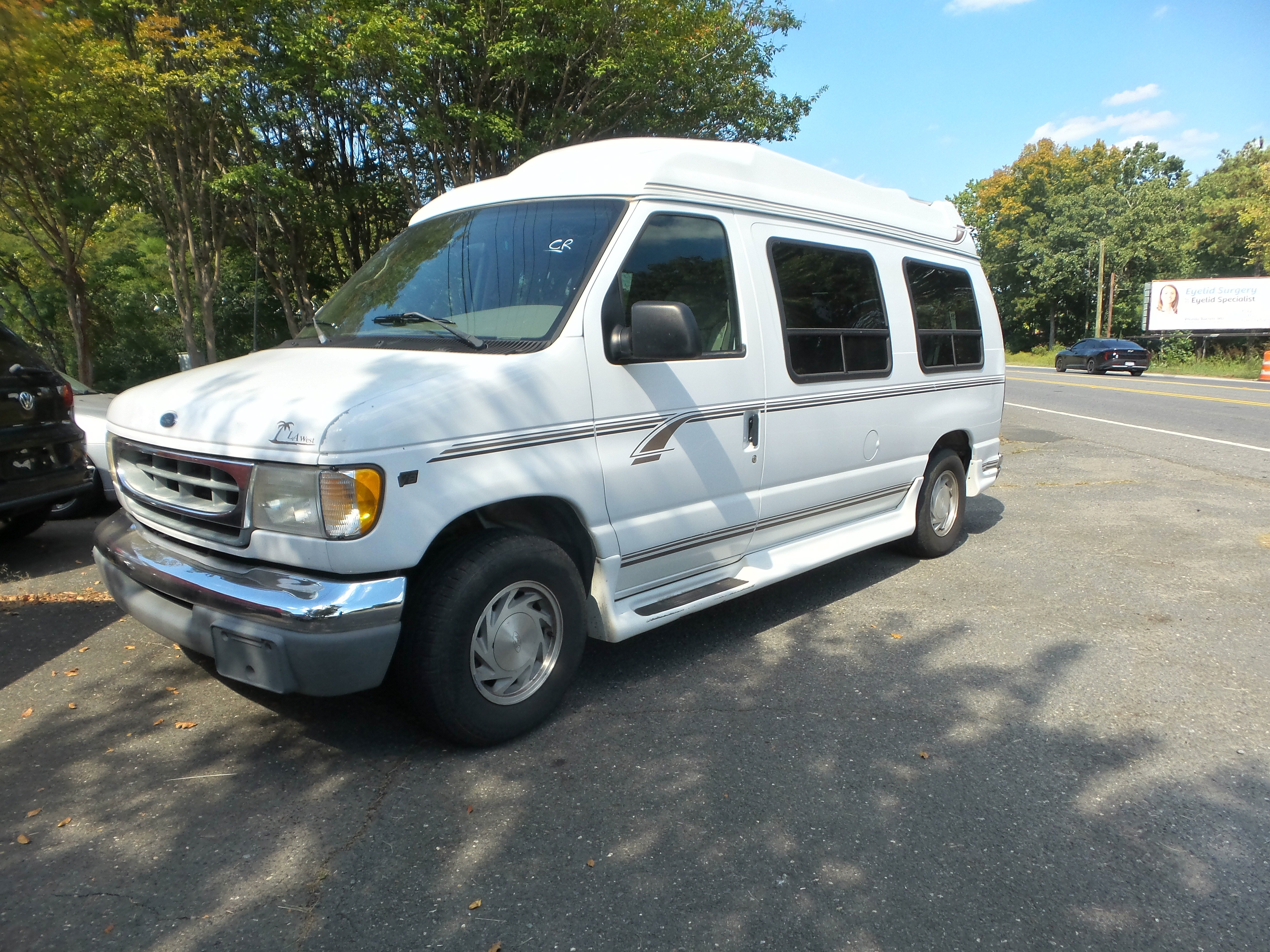 Used 2000 Ford E-150 and Econoline 150 RWD image 1