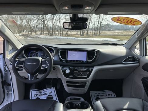 Used 2024 Chrysler Pacifica Touring-L image 13
