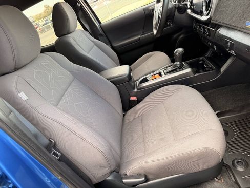 Used 2017 Toyota Tacoma TRD Off-Road AWD/4WD image 37