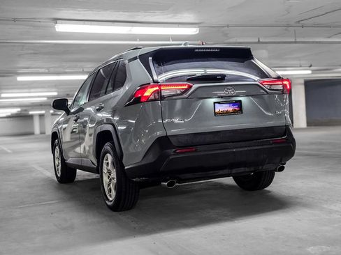 Used 2021 Toyota RAV4 XLE FWD image 5