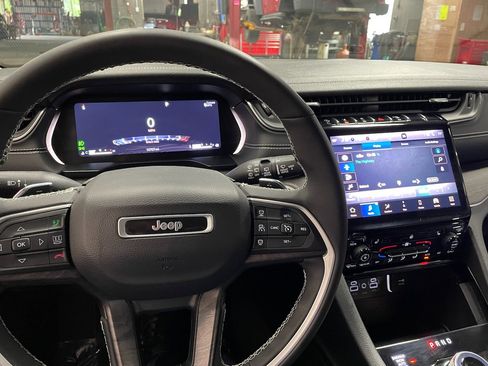 Used 2023 Jeep Grand Cherokee Limited image 2