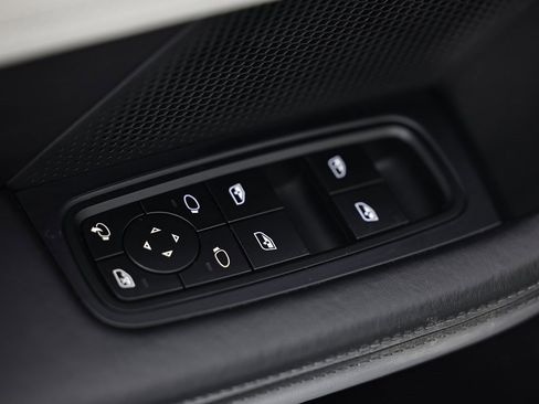 Certified 2024 Porsche Taycan image 19