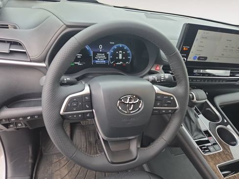 Used 2025 Toyota Sienna Platinum AWD/4WD image 13