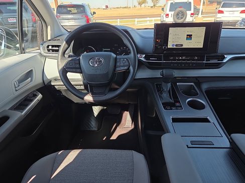 Used 2025 Toyota Sienna LE image 9
